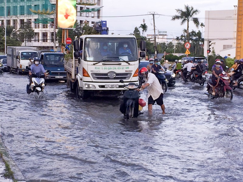 Nhiều tuyến đường nội ô Cần Thơ lênh láng nước do triều cường - ảnh 3