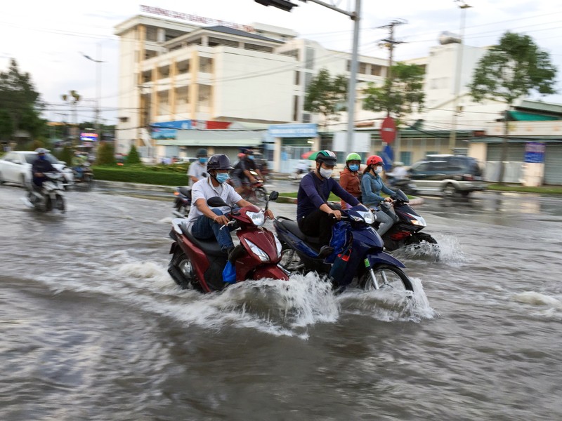 Nhiều tuyến đường nội ô Cần Thơ lênh láng nước do triều cường - ảnh 9