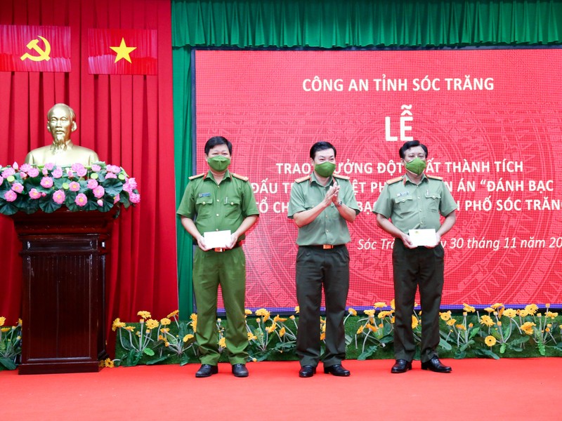 Sóc Trăng thưởng nóng Ban chuyên án phá đường dây đánh bạc ngàn tỉ - ảnh 1