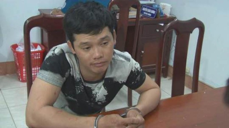 Thanh niên hung hãn cầm dao rựa tấn công CSGT - ảnh 1