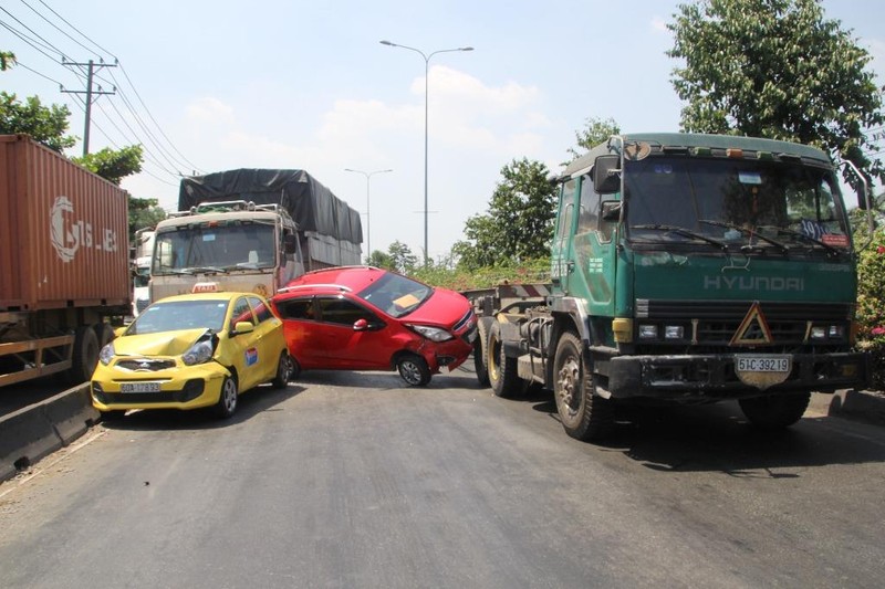 4 ô tô tông nhau liên hoàn ở Thủ Đức - ảnh 1