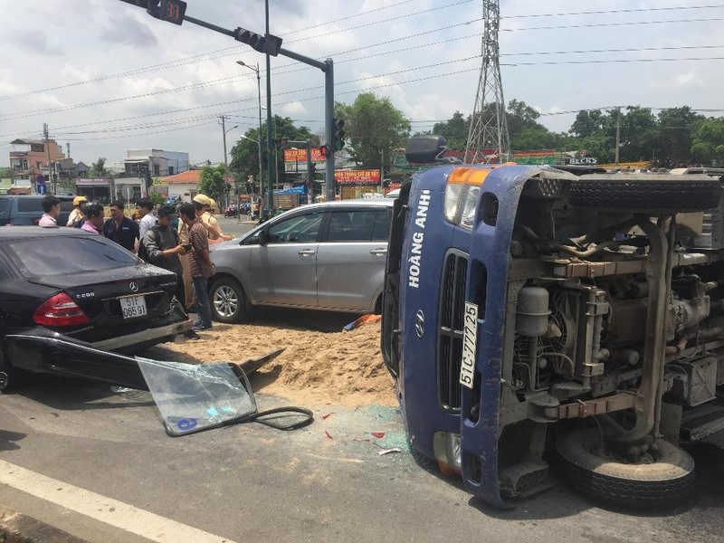 Xe tải lật, đè 2 ô tô con trên đường Phạm Văn Đồng - ảnh 1
