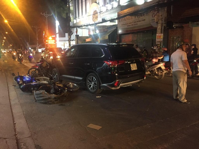 Ô tô 7chỗ tông 4 xe máy trên đường ở Tân Bình - ảnh 1
