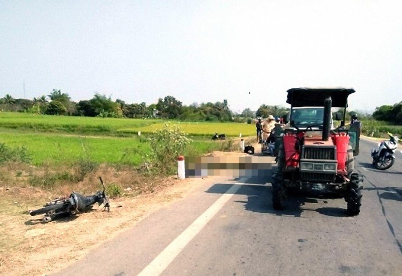 2 vợ chồng tử nạn vì tông xe máy cày đang đỗ - ảnh 1