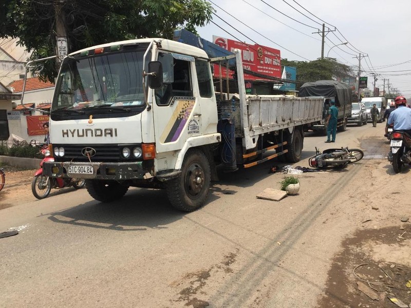 Bình Chánh: Sụp ổ gà, thanh niên nguy kịch dưới xe tải - ảnh 2