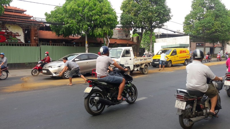 Vệt nhớt dài 500 m ở Gò Vấp làm cả chục xe máy ngã nhào - ảnh 2