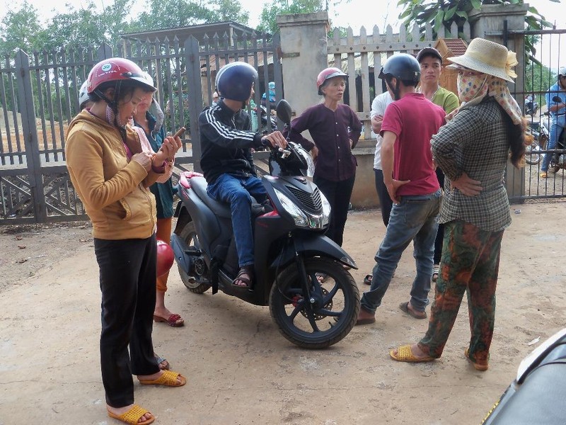 Rộ tin đồn vỡ nợ, dân kéo đến công ty lấy tài sản - ảnh 1
