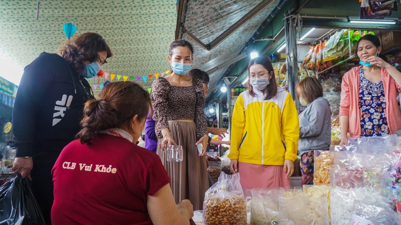 Người Đà Nẵng kín mít khẩu trang khi ra đường, vào chợ - ảnh 5