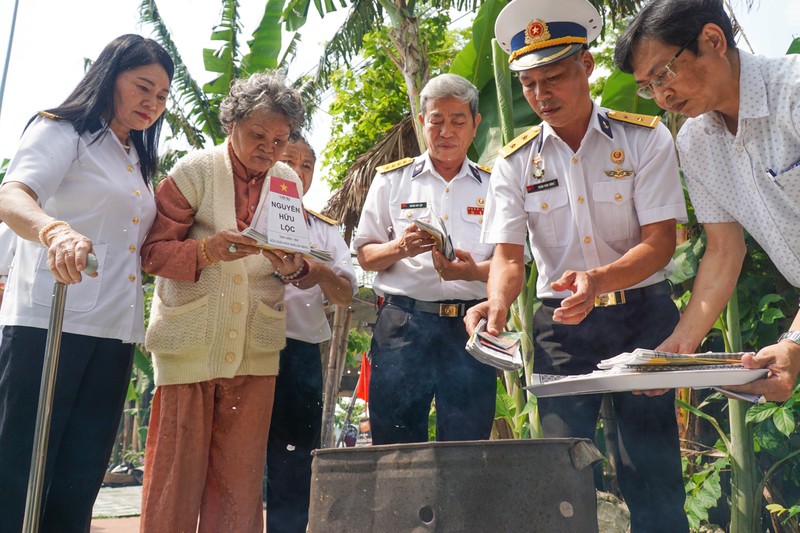 Lễ tưởng niệm 64 anh hùng liệt sĩ bảo vệ Gạc Ma - ảnh 8