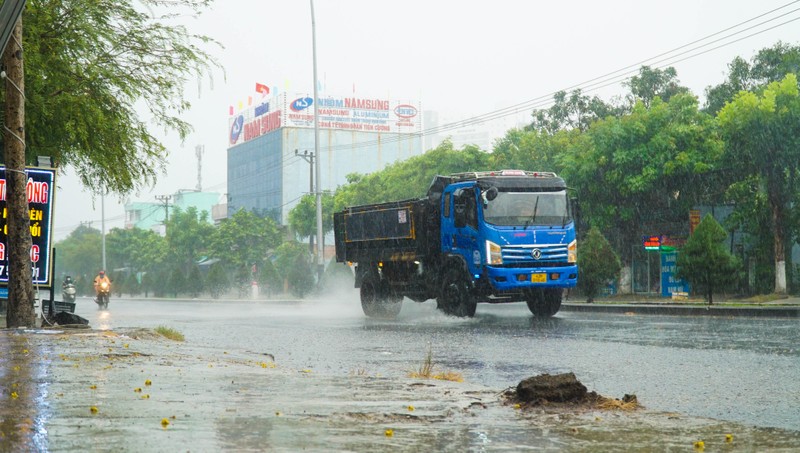 Đà Nẵng đón mưa lớn sau nhiều ngày nắng nóng kỷ lục - ảnh 2