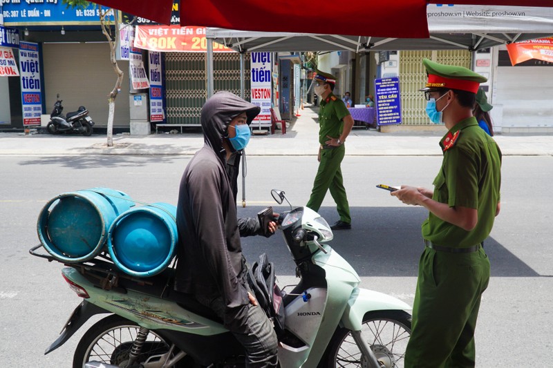 Nhiều người Đà Nẵng kéo đến phường để xin ‘giấy thông hành’ - ảnh 2