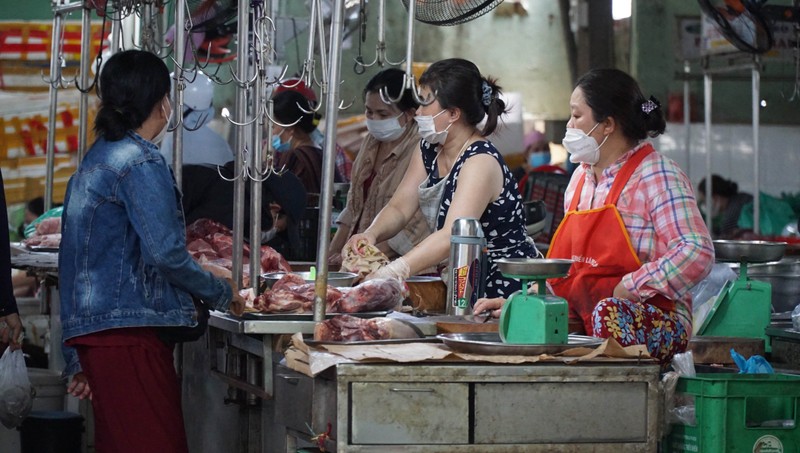 Đà Nẵng: Dân ùn ùn đi mua sắm sau dự lệnh 'cấm ra đường' toàn TP - ảnh 4