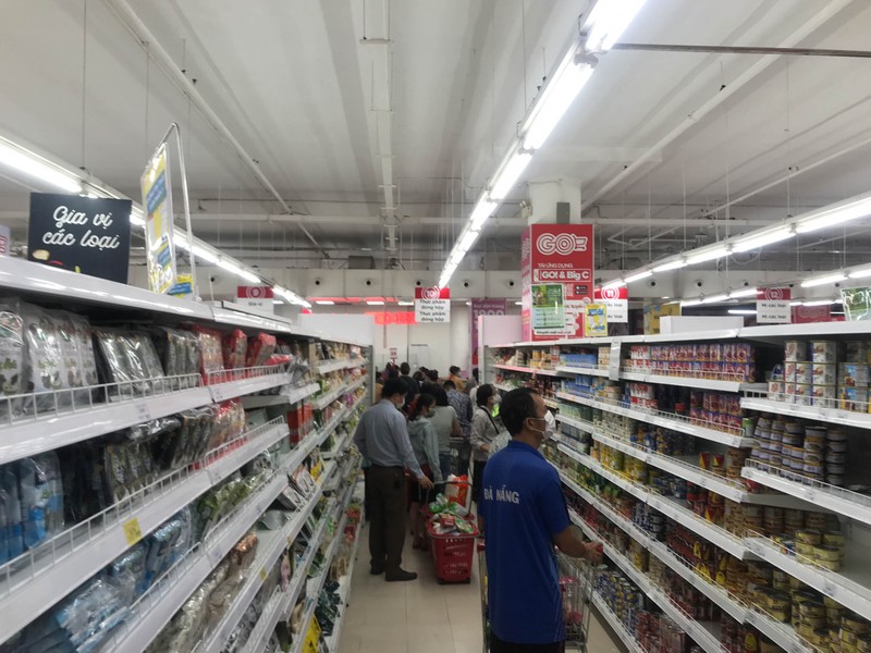 Đà Nẵng: Dân ùn ùn đi mua sắm sau dự lệnh 'cấm ra đường' toàn TP - ảnh 2