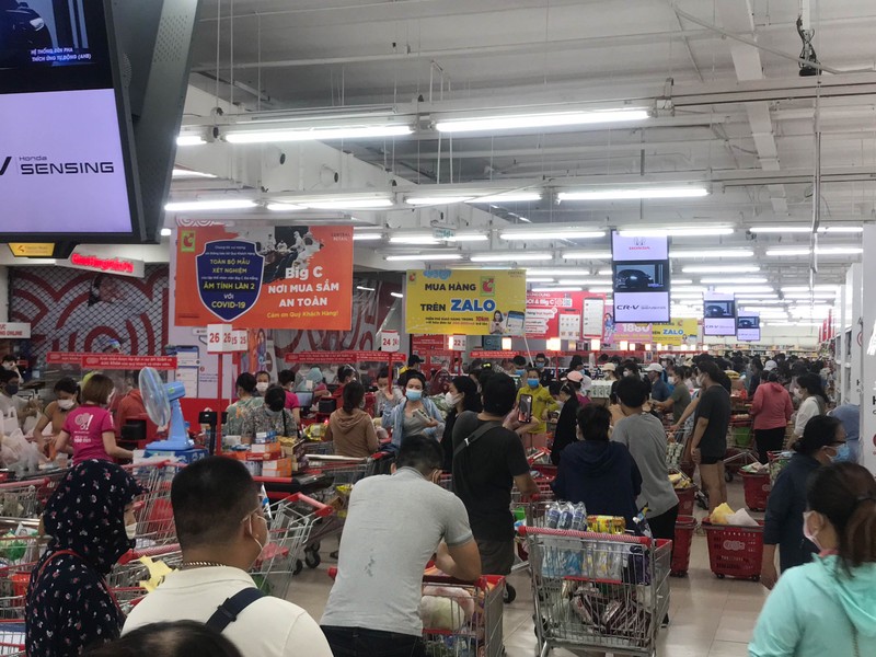 Đà Nẵng: Dân ùn ùn đi mua sắm sau dự lệnh 'cấm ra đường' toàn TP - ảnh 1