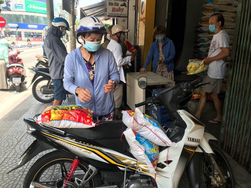 Đà Nẵng: Dân ùn ùn đi mua sắm sau dự lệnh 'cấm ra đường' toàn TP - ảnh 5