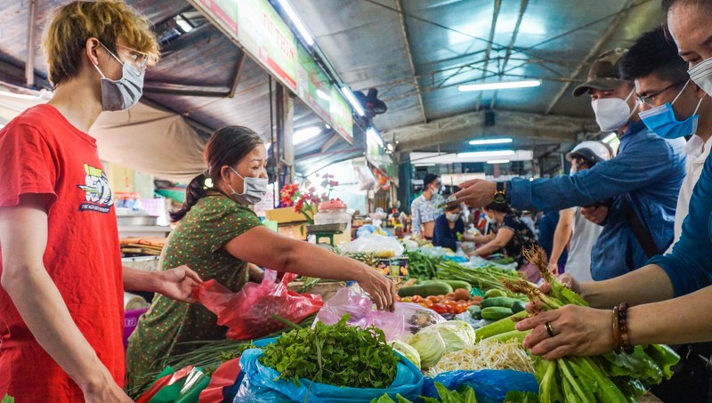 Đà Nẵng: Đường phố vắng vẻ, chợ dư hàng trước ngày ‘cấm ra đường’ - ảnh 4