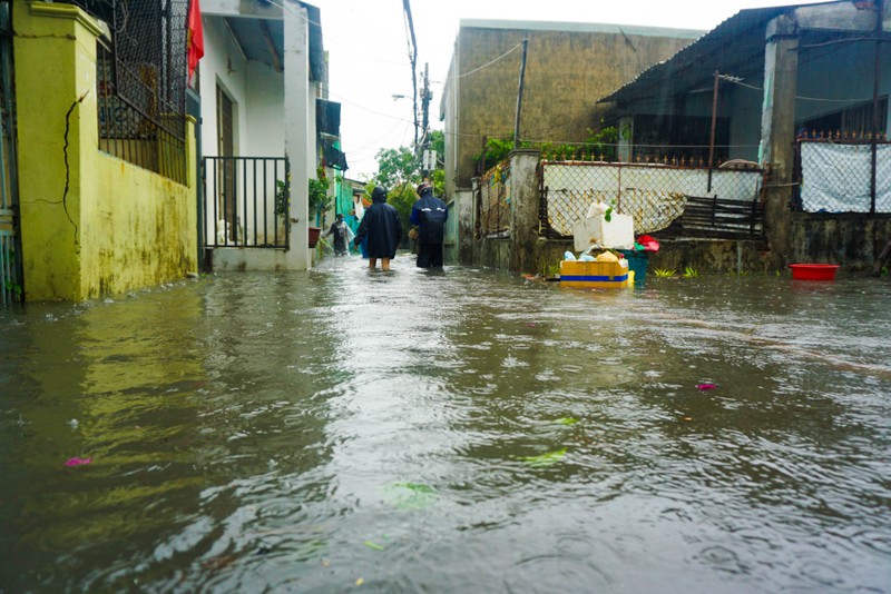 Mưa lớn sau bão, nhà người dân Đà Nẵng ngập trong nước - ảnh 1