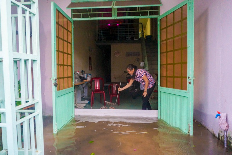 Mưa lớn sau bão, nhà người dân Đà Nẵng ngập trong nước - ảnh 2