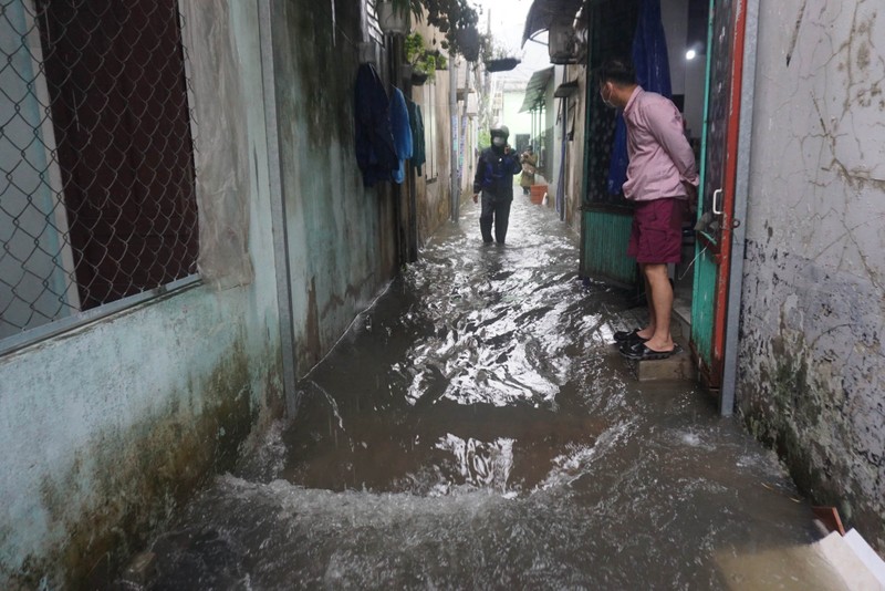 Mưa lớn sau bão, nhà người dân Đà Nẵng ngập trong nước - ảnh 5