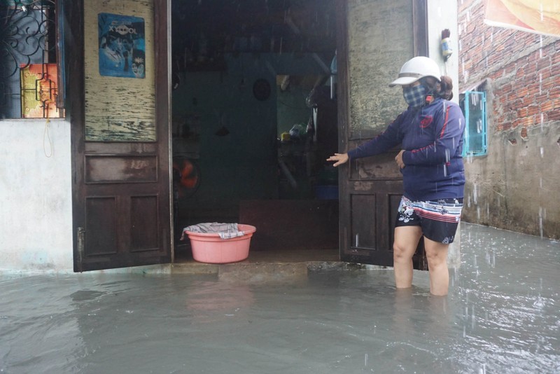Mưa lớn sau bão, nhà người dân Đà Nẵng ngập trong nước - ảnh 6
