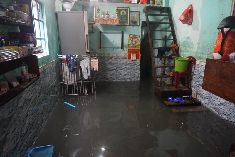 Mưa lớn sau bão, nhà người dân Đà Nẵng ngập trong nước - ảnh 3