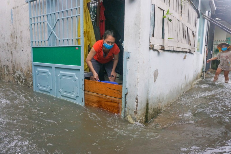 Mưa lớn sau bão, nhà người dân Đà Nẵng ngập trong nước - ảnh 7