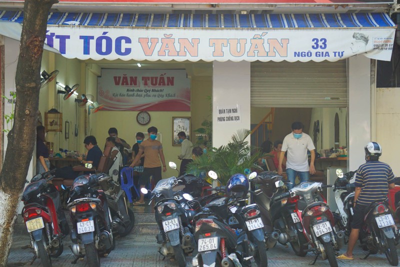 Người dân Đà Nẵng phấn khởi vì được tắm biển, ra tiệm cắt tóc - ảnh 5