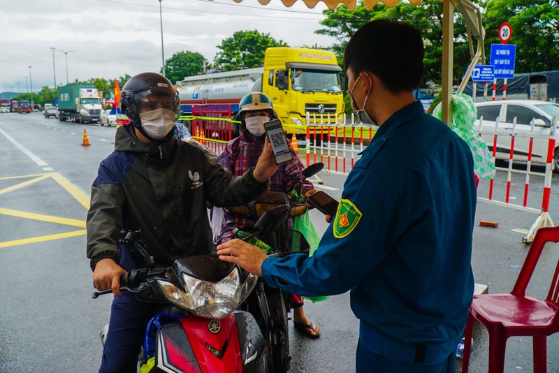 Ô tô ùn ứ gần 2km tại chốt kiểm soát dịch giữa Đà Nẵng và Quảng Nam - ảnh 6