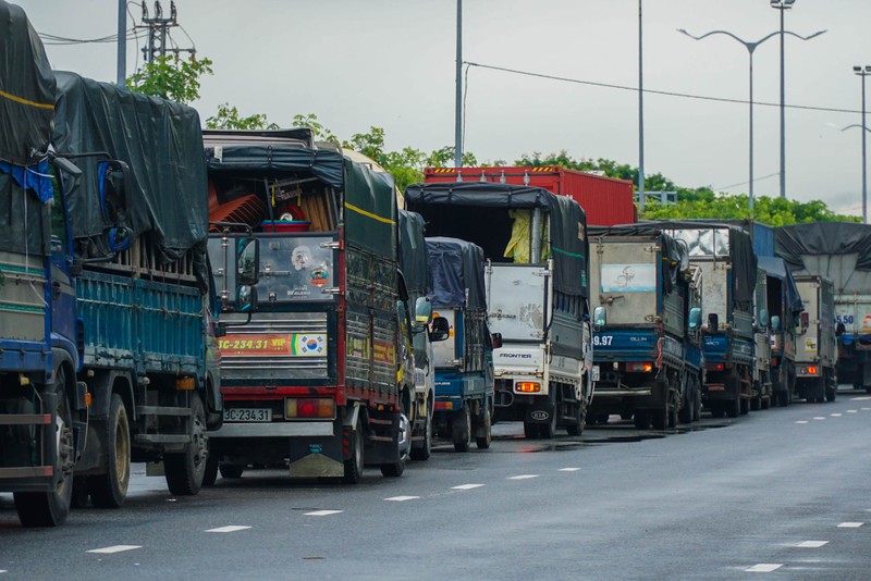 Ô tô ùn ứ gần 2km tại chốt kiểm soát dịch giữa Đà Nẵng và Quảng Nam - ảnh 1