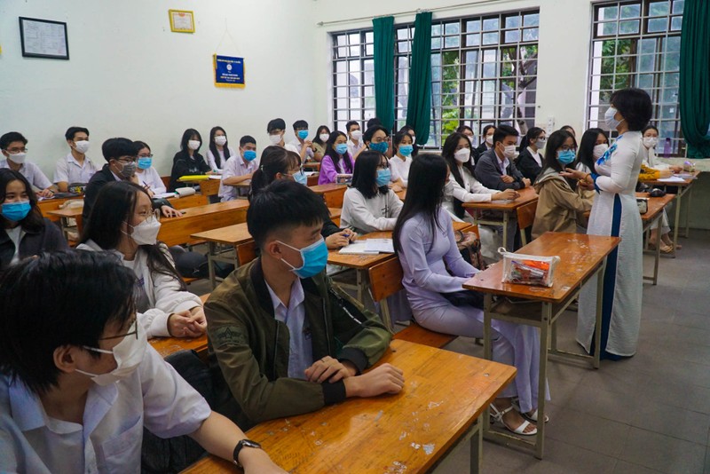 Ngày đầu tiên học sinh lớp 12 tại Đà Nẵng đi học trực tiếp trở lại - ảnh 2