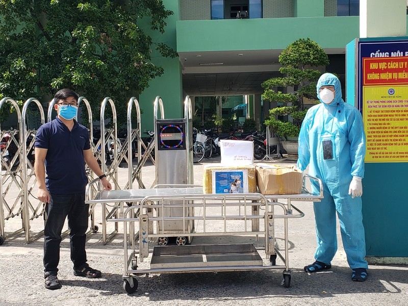 Tặng 200 cuốn sách viết về đại dịch COVID-19 cho BV Đà Nẵng - ảnh 1