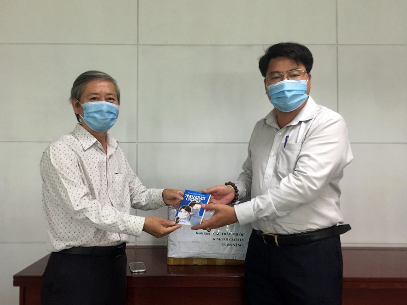 Tặng 200 cuốn sách viết về đại dịch COVID-19 cho BV Đà Nẵng - ảnh 2