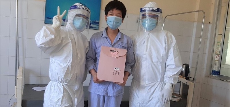 Y bác sĩ Đà Nẵng tặng quà các em nhỏ đang điều trị COVID-19 - ảnh 2