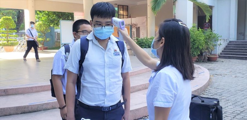 Hơn 13.000 học sinh Đà Nẵng kín mít khẩu trang đi thi vào lớp 10 - ảnh 1