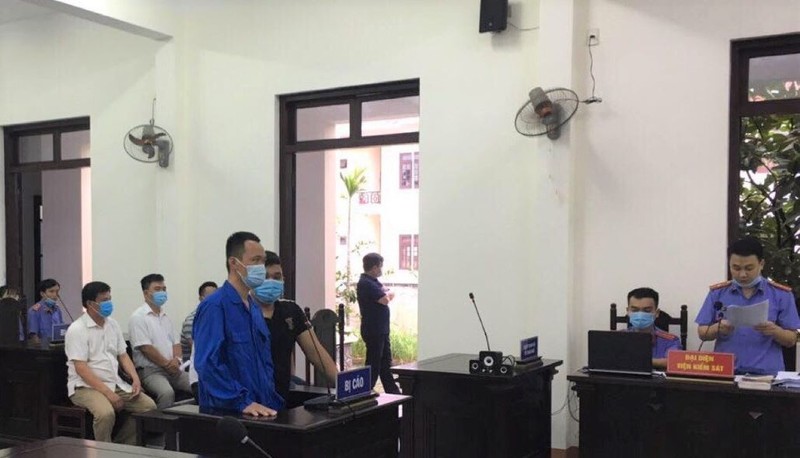 Phạt tù tài xế và phụ xe chống đối lực lượng kiểm soát dịch ở Đà Nẵng - ảnh 1