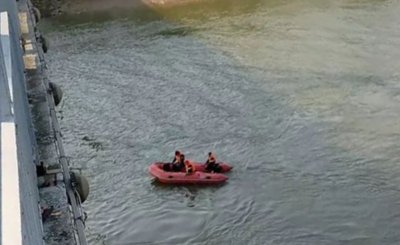 Cảnh sát tìm kiếm người đàn ông nghi nhảy xuống sông Lam - ảnh 2