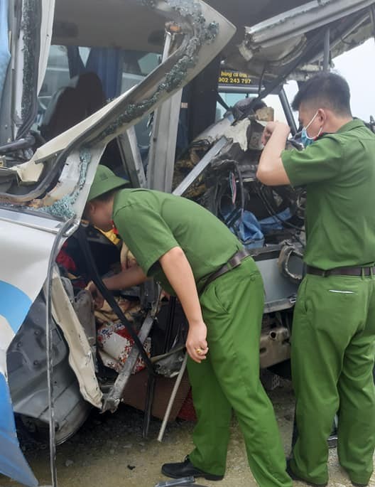 Thông tin mới vụ xe chở 22 người tông xe đầu kéo ở Nghệ An - ảnh 2