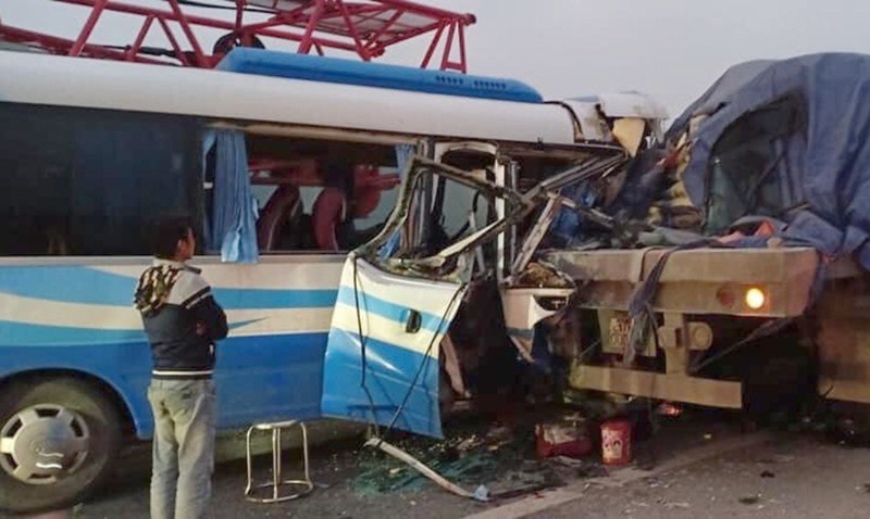 Thông tin mới vụ xe chở 22 người tông xe đầu kéo ở Nghệ An - ảnh 1