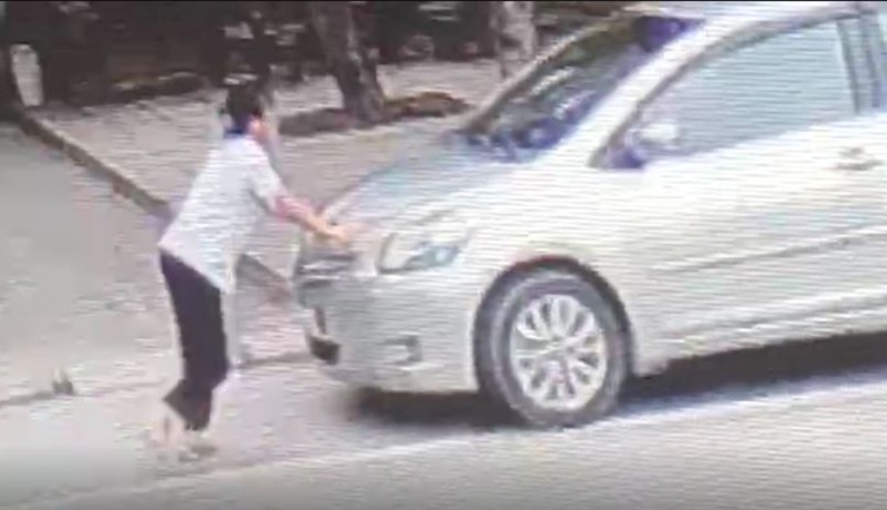 Bé gái 15 tuổi liều chặn xe hơi để bắt cướp  - ảnh 2