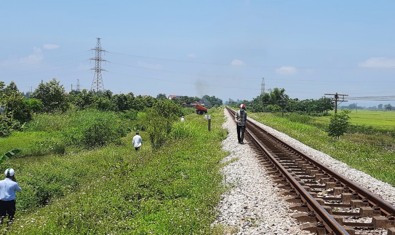 Chi tiết mới về vụ mẹ ôm thi thể con lên đường sắt Bắc - Nam  - ảnh 1