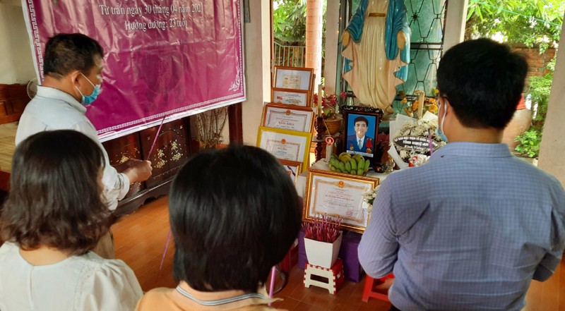Trao 200 triệu đồng hỗ trợ gia đình sinh viên Nguyễn Văn Nhã  - ảnh 1