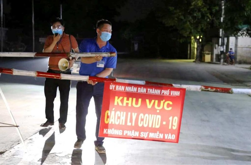 Nữ nhân viên y tế bật khóc khi gặp 2 con lúc đi lấy mẫu trong khu phong tỏa  - ảnh 2