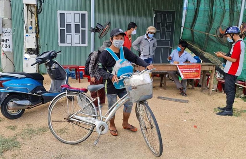 4 mẹ con đạp xe từ Đồng Nai về Nghệ An: Test nhanh âm tính với COVID-19 - ảnh 1