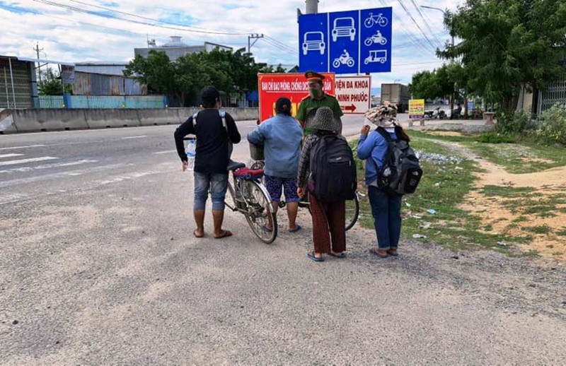 4 mẹ con đạp xe từ Đồng Nai về Nghệ An: Test nhanh âm tính với COVID-19 - ảnh 2