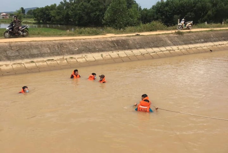 Thi thể người phụ nữ dưới sông Đào cách chiếc ô tô do bà điều khiển 2 km - ảnh 1