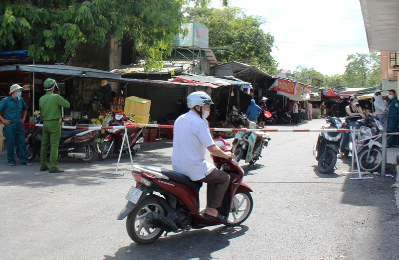 Nghệ An: Phong tỏa chợ Quang Trung sau khi 1 người bán cá dương tính COVID-19 - ảnh 1