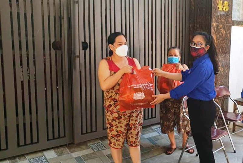 Bộ đội, tình nguyện viên trao thực phẩm cho người dân gặp khó ở TP Vinh  - ảnh 4