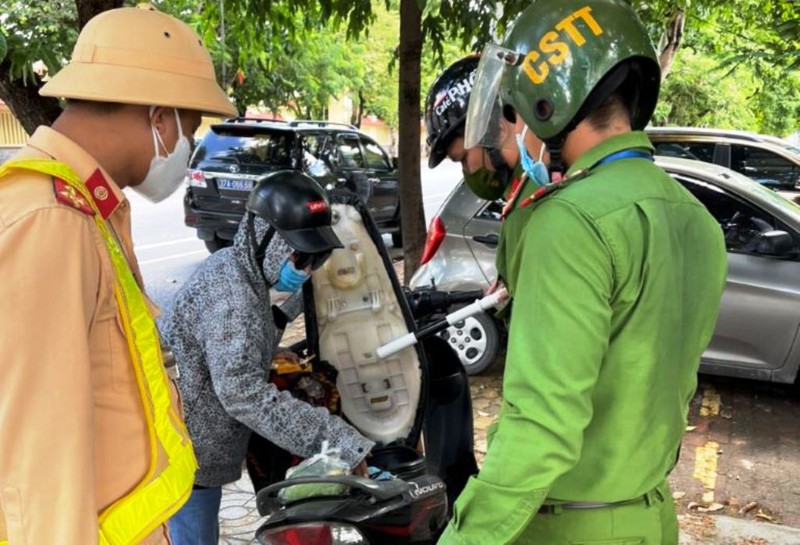 Lái ô tô vượt chốt kiểm soát, bị đề xuất phạt hơn 40 triệu đồng - ảnh 1