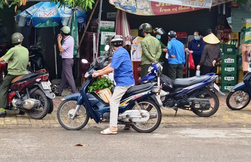 Từ 6-9, chỉ có 6 nhóm người được đi lại trong TP Vinh  - ảnh 3