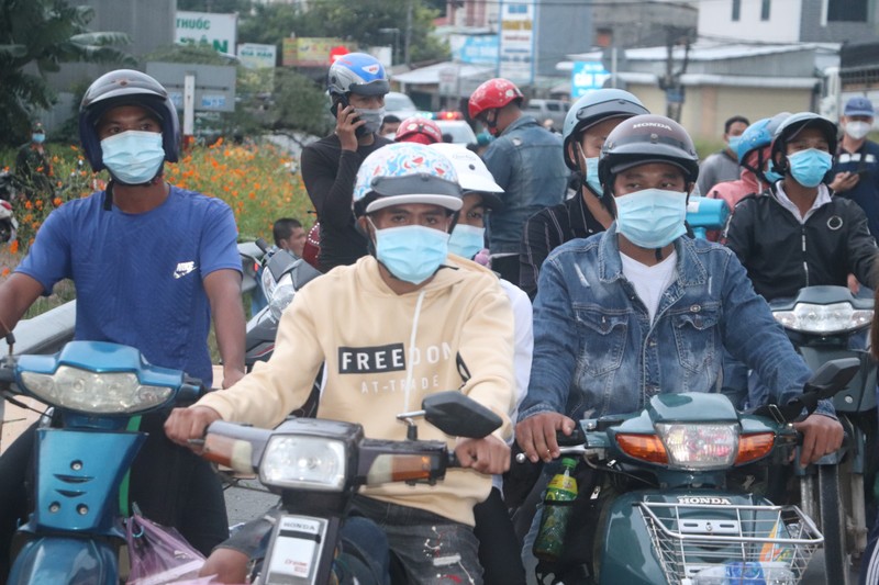 Hàng chục người về quê Bạc Liêu, Sóc Trăng bị chặn tại cửa ngõ vào Hậu Giang - ảnh 3